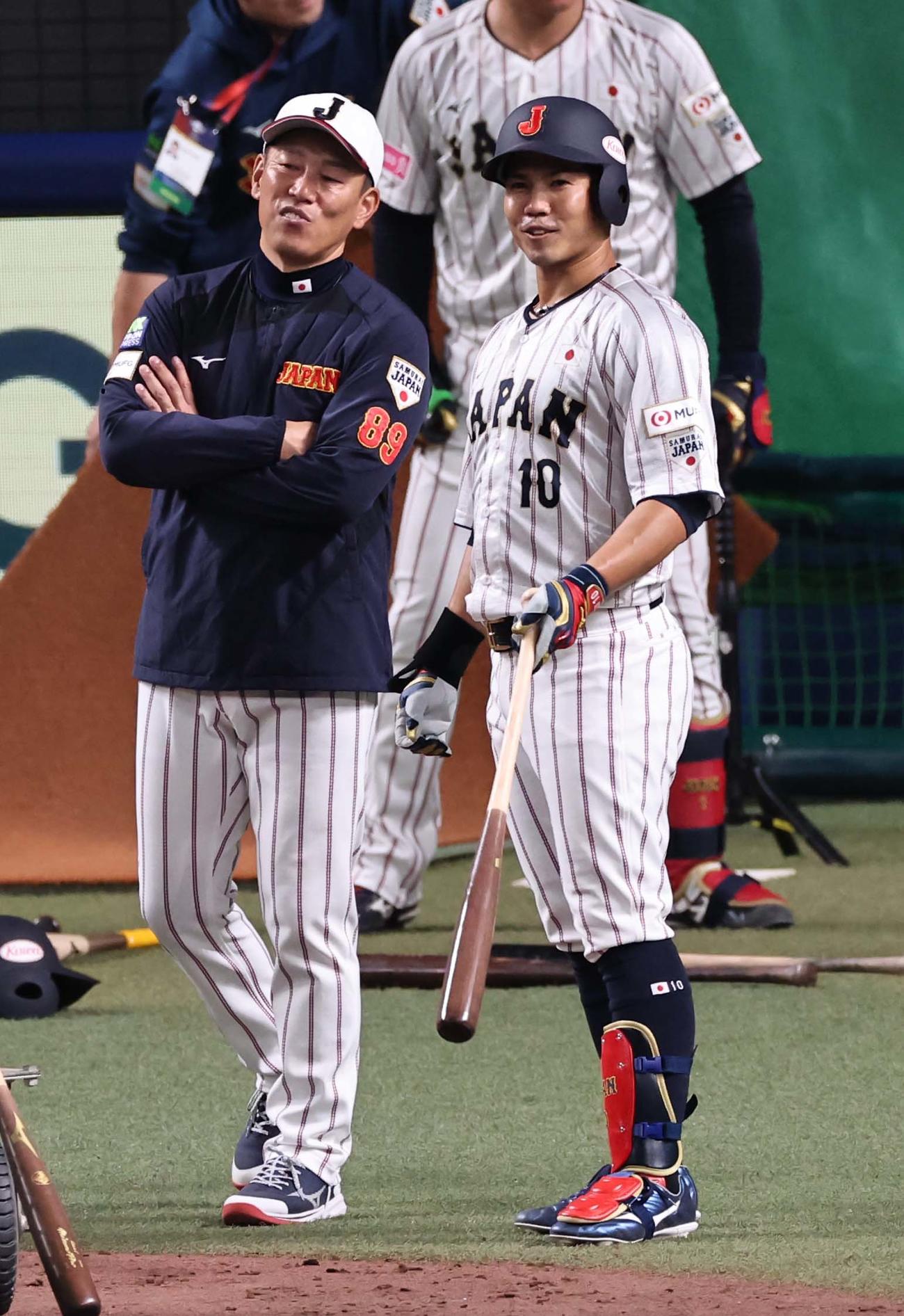 井端監督（左）と話をする桑原（撮影・上田博志）