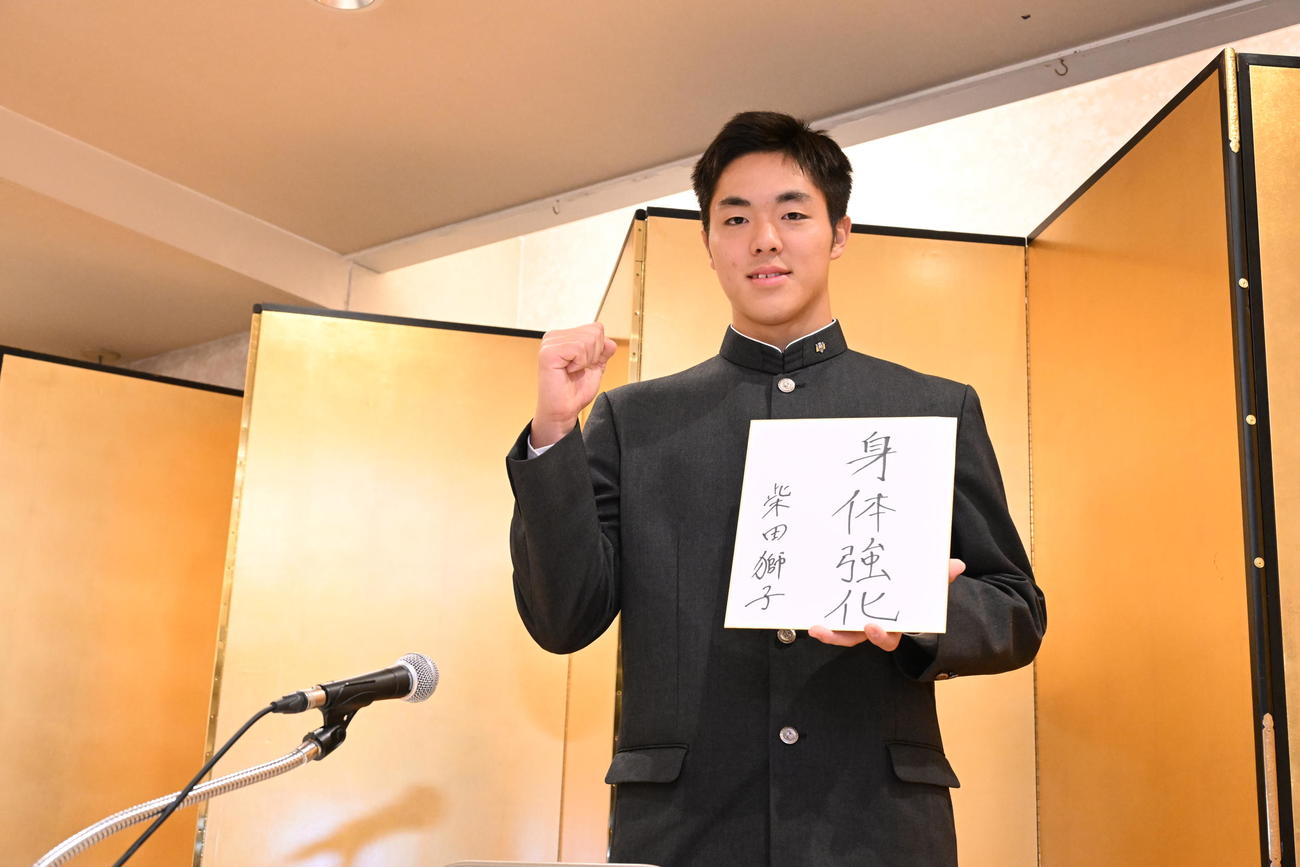 ガッツポーズで撮影に応じる柴田（撮影・林敢治）