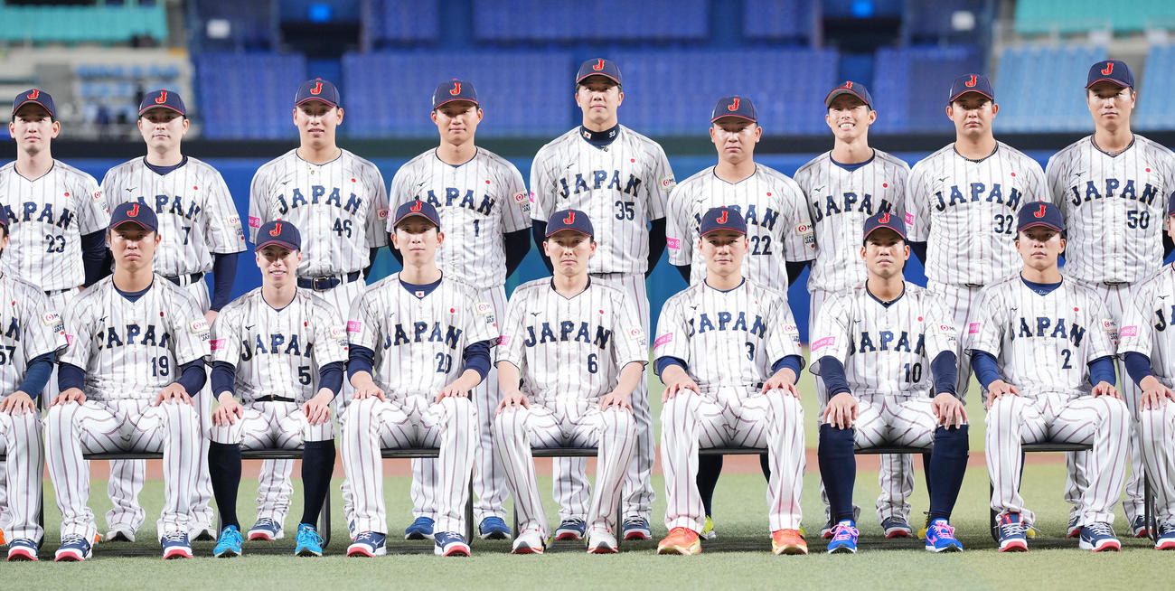集合写真に納まる源田（前列中央）ら侍ジャパンの選手たち（撮影・垰建太）