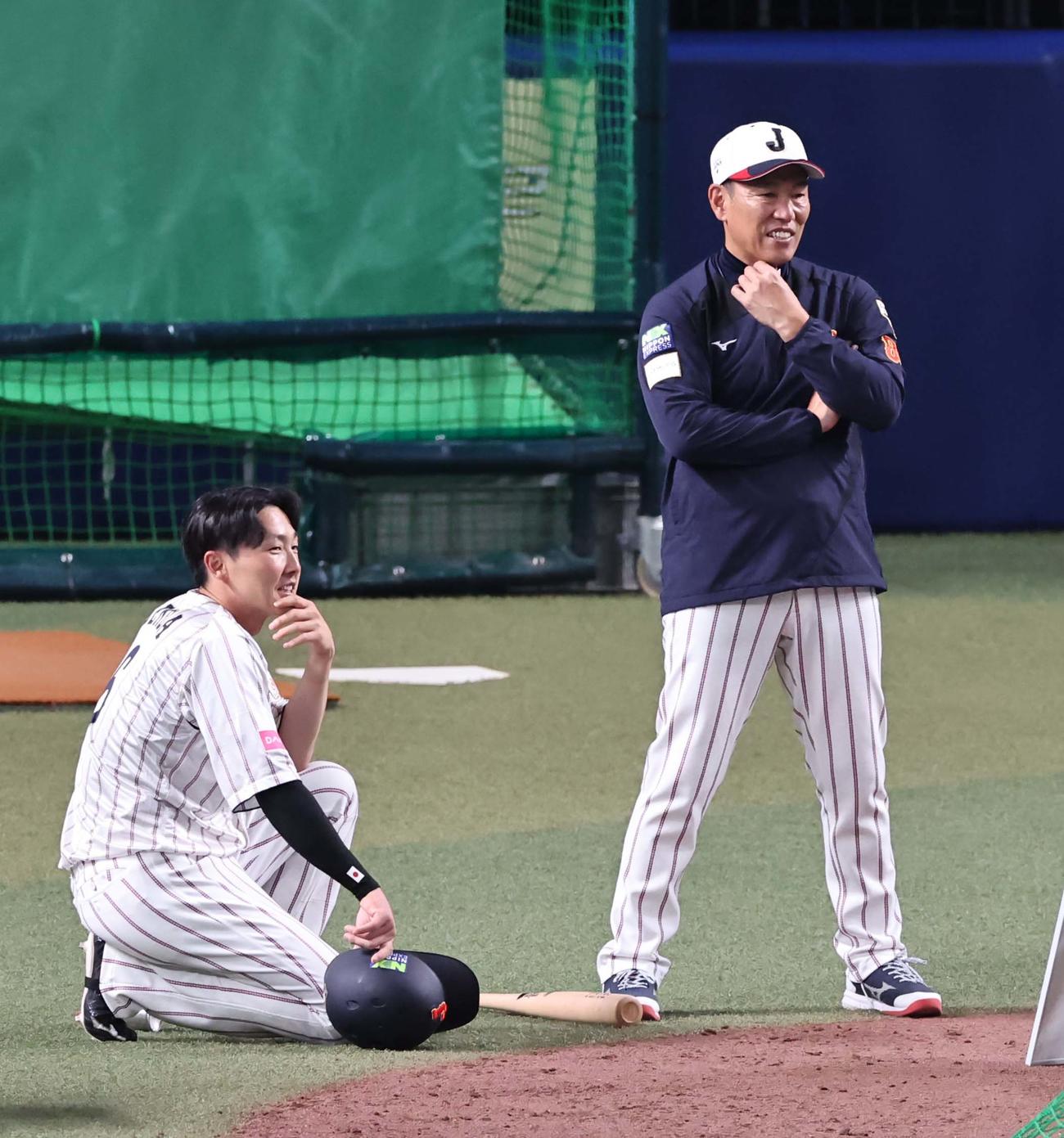 源田（左）と笑顔で話をする井端監督（撮影・上田博志）