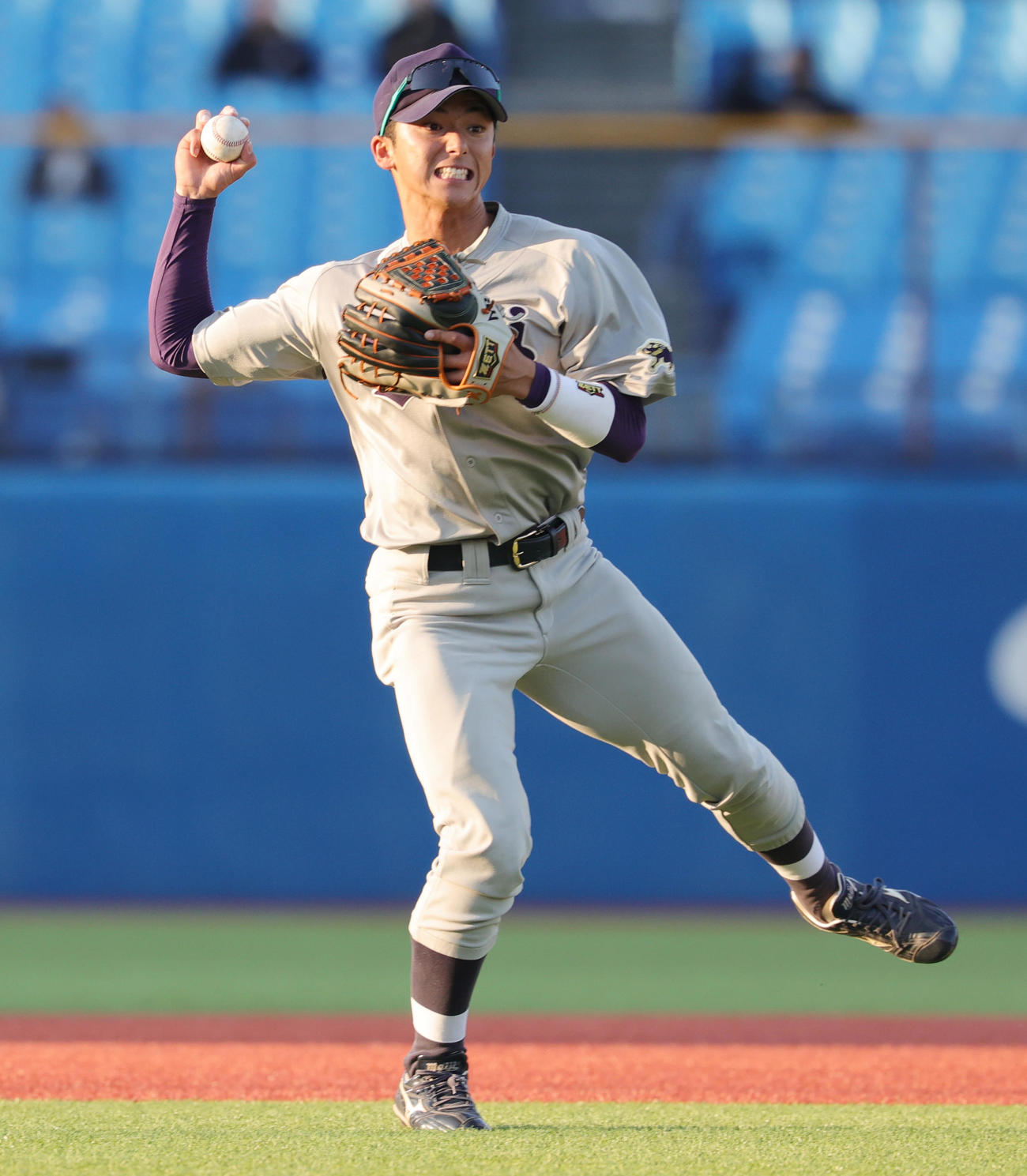 明大対早大　7回裏明大2死二塁、伊藤樹の遊ゴロを処理する宗山（撮影・野上伸悟）