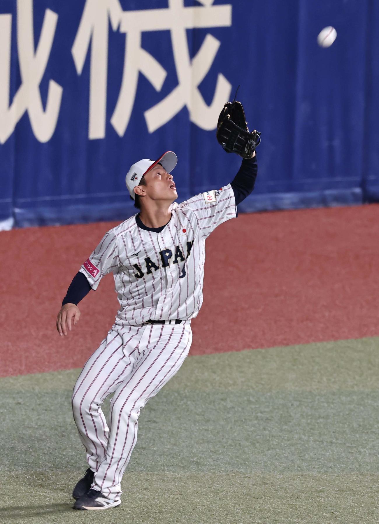 外野守備練習をする辰己（撮影・上田博志）