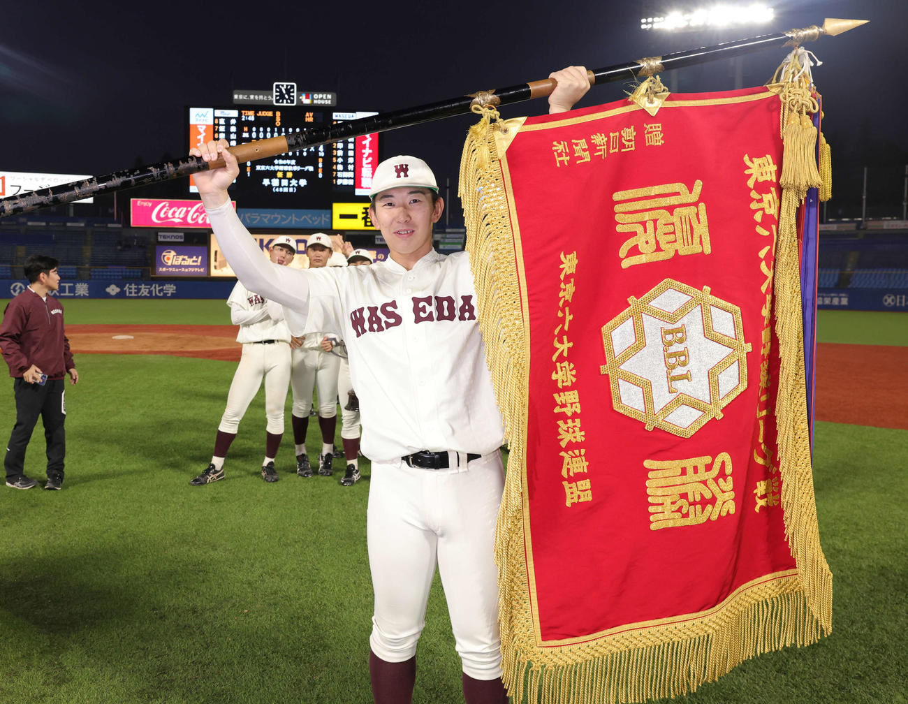 明大対早大　優勝旗を手に喜ぶ早大・伊藤樹（撮影・野上伸悟）