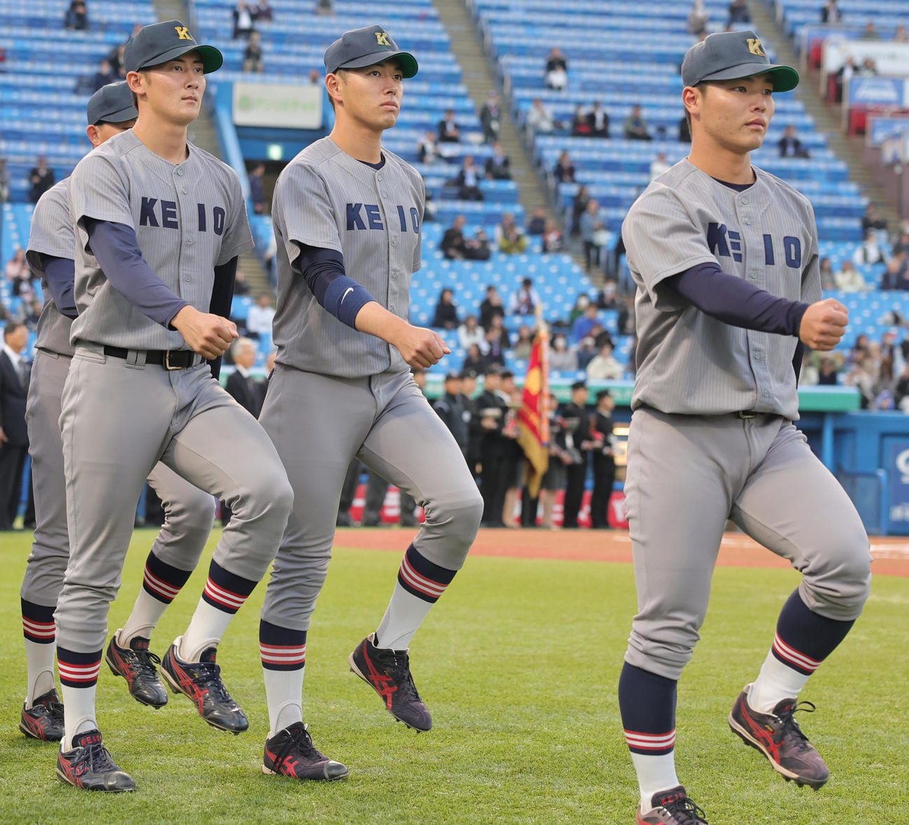 閉会式で行進する慶大・清原（中央）。右は本間主将（撮影・野上伸悟）