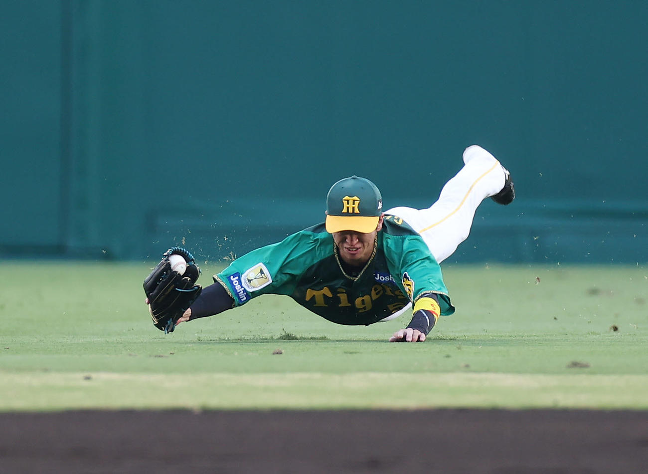 7月19日広島戦の1回、野間の中飛を好捕する近本