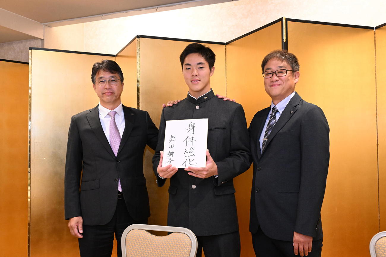 笑顔で撮影に応じる柴田（中央）（撮影・林敢治）