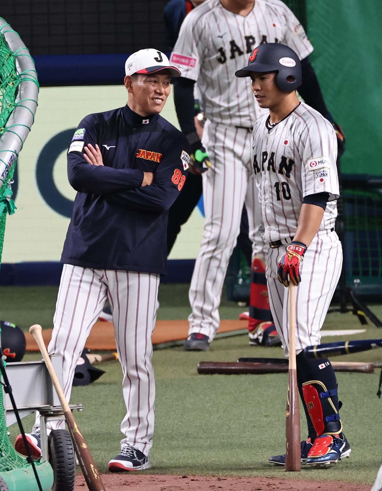 井端監督（左）と話をする桑原（撮影・上田博志）