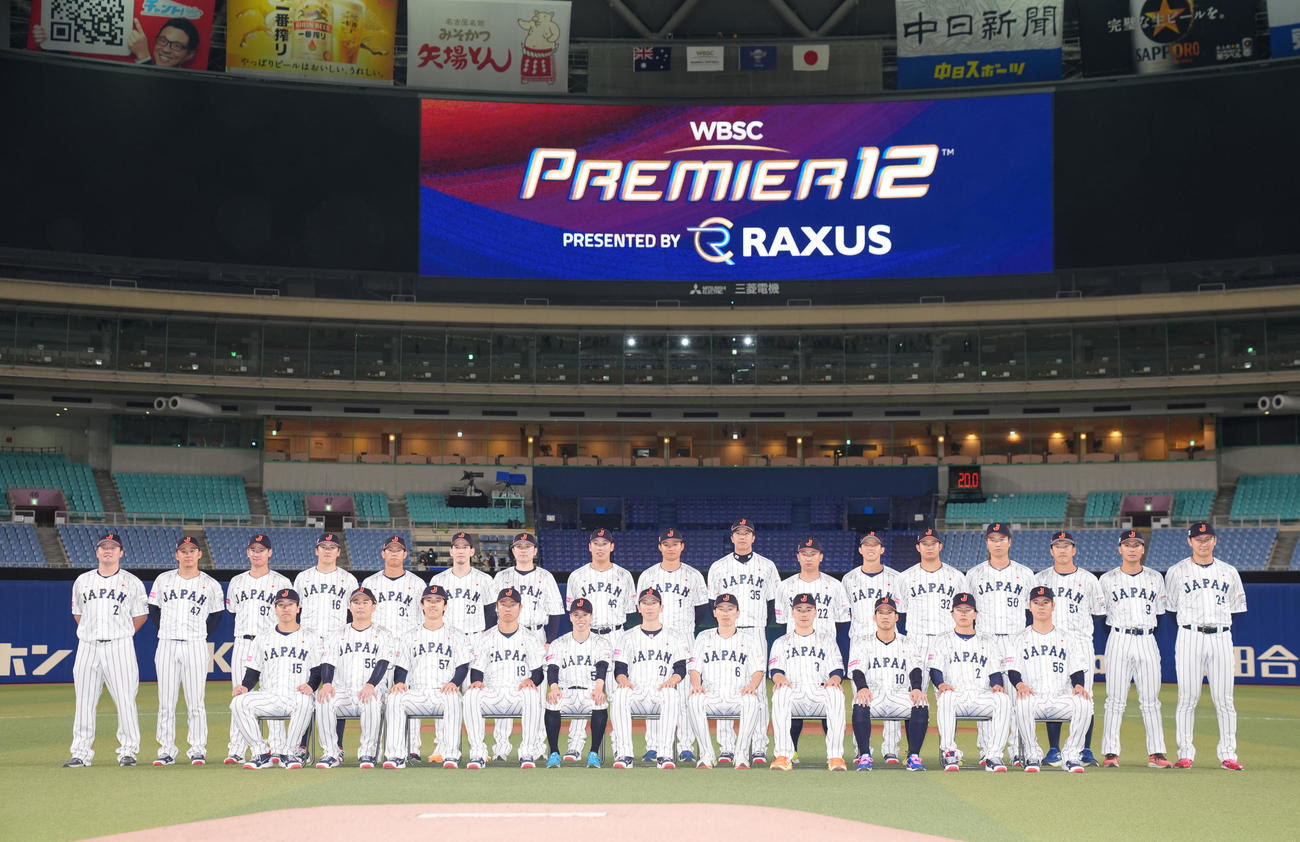 集合写真に納まる侍ジャパンの選手たち。前列左から大勢、横山、北山、高橋、五十幡、戸郷、源田、清宮、桑原、早川、鈴木、後列左から牧、鈴木、井上、隅田、坂倉、栗原、佐野、森下、才木、古賀、辰己、佐藤、清水、小園、村林、紅林（撮影・垰建太）