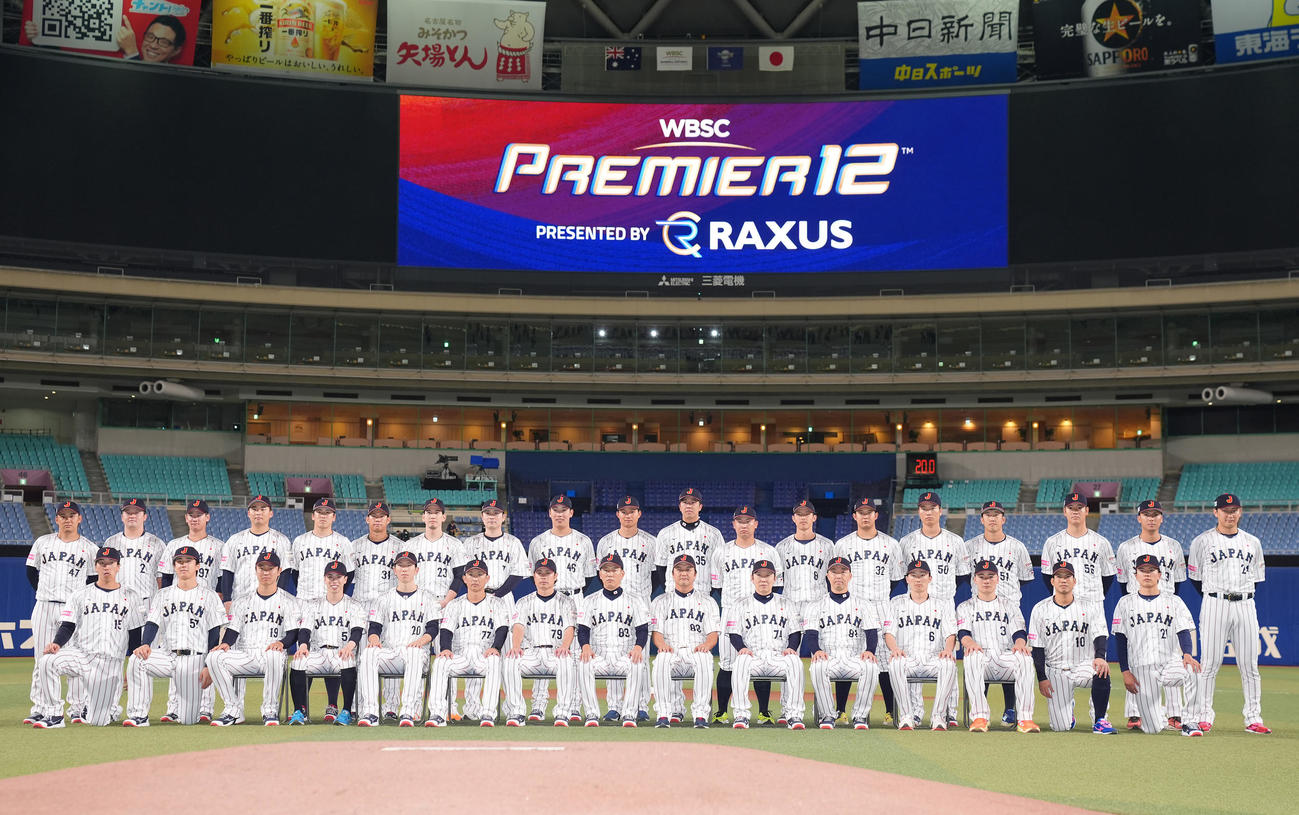 集合写真に納まる侍ジャパンの選手たち。前列左から大勢、北山、高橋、五十幡、戸郷、梵コーチ、亀井コーチ、井端監督、金子コーチ、村田コーチ、吉見コーチ、源田、清宮、桑原、早川、後列左から鈴木、牧、井上、横山、隅田、坂倉、栗原、佐野、藤平、森下、才木、古賀、辰己、佐藤、清水、小園、鈴木、村林、紅林（撮影・垰建太）