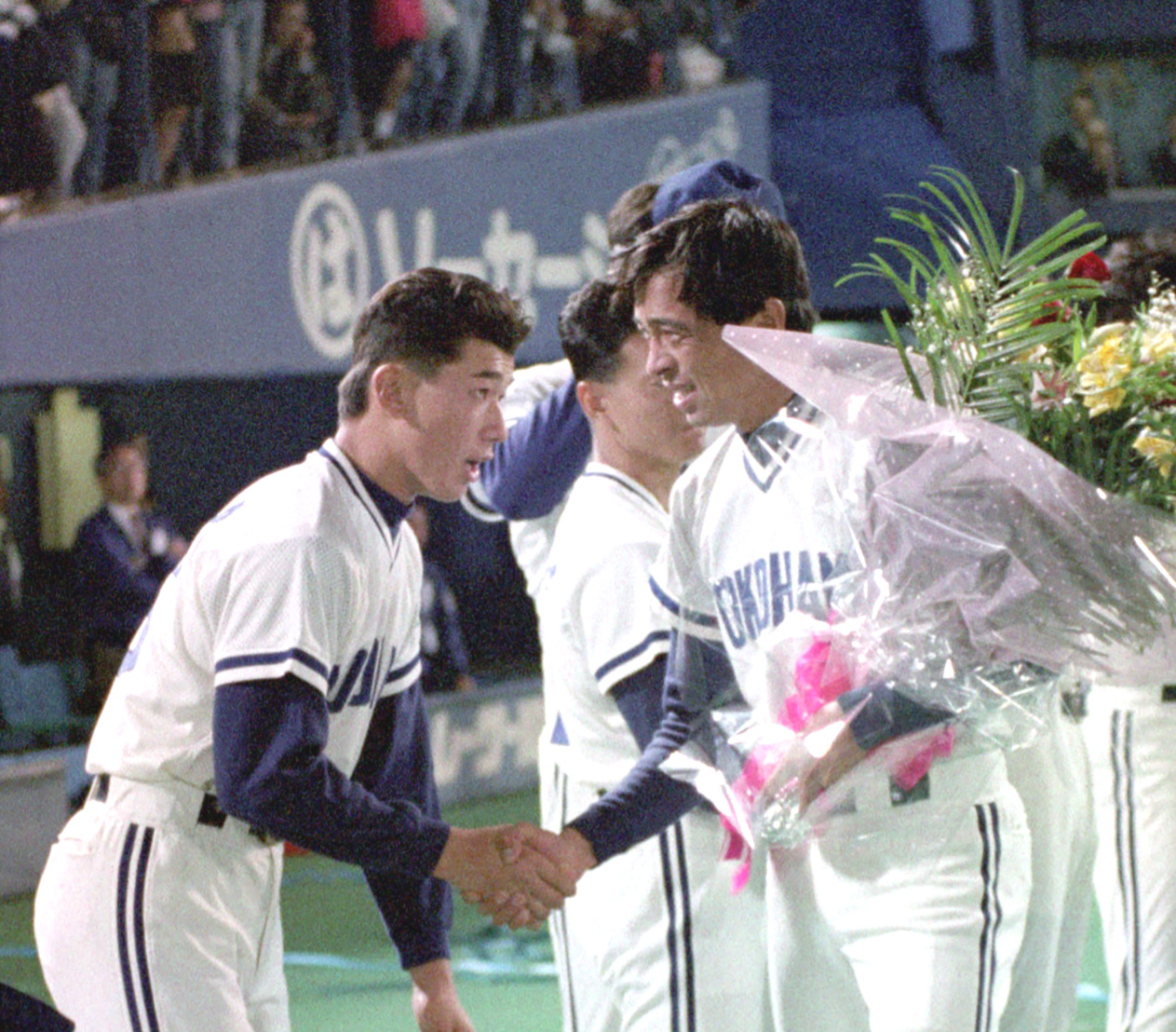 92年10月、大洋三浦大輔はプロ初登板後、引退セレモニーの遠藤とガッチリ握手