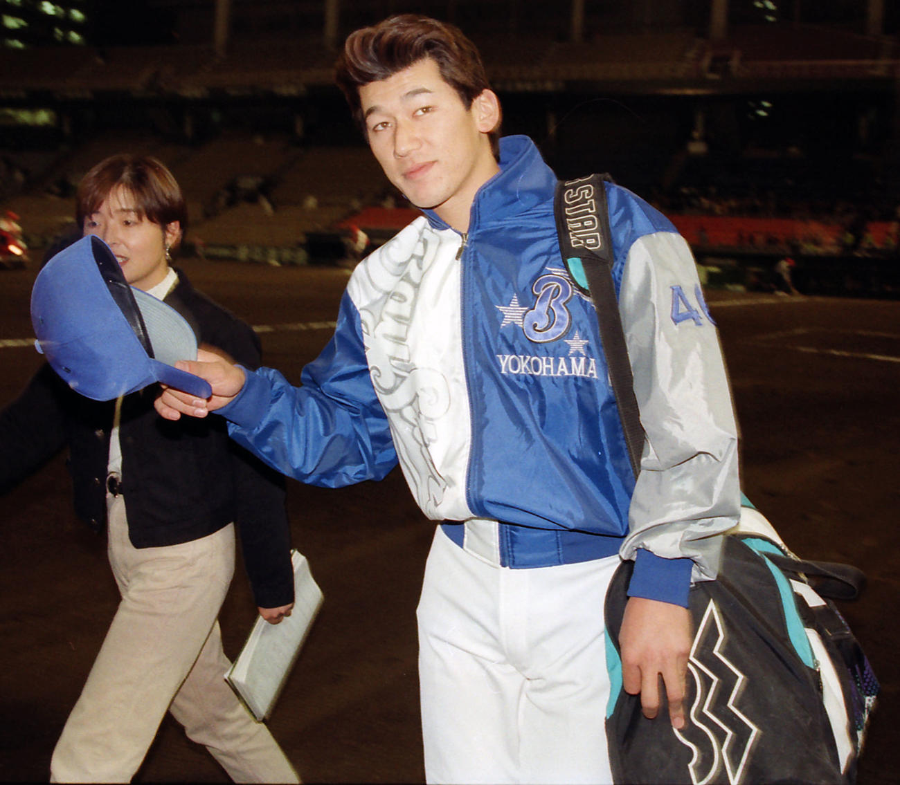 96年4月、帽子を取ってリーゼントを披露する横浜三浦大輔