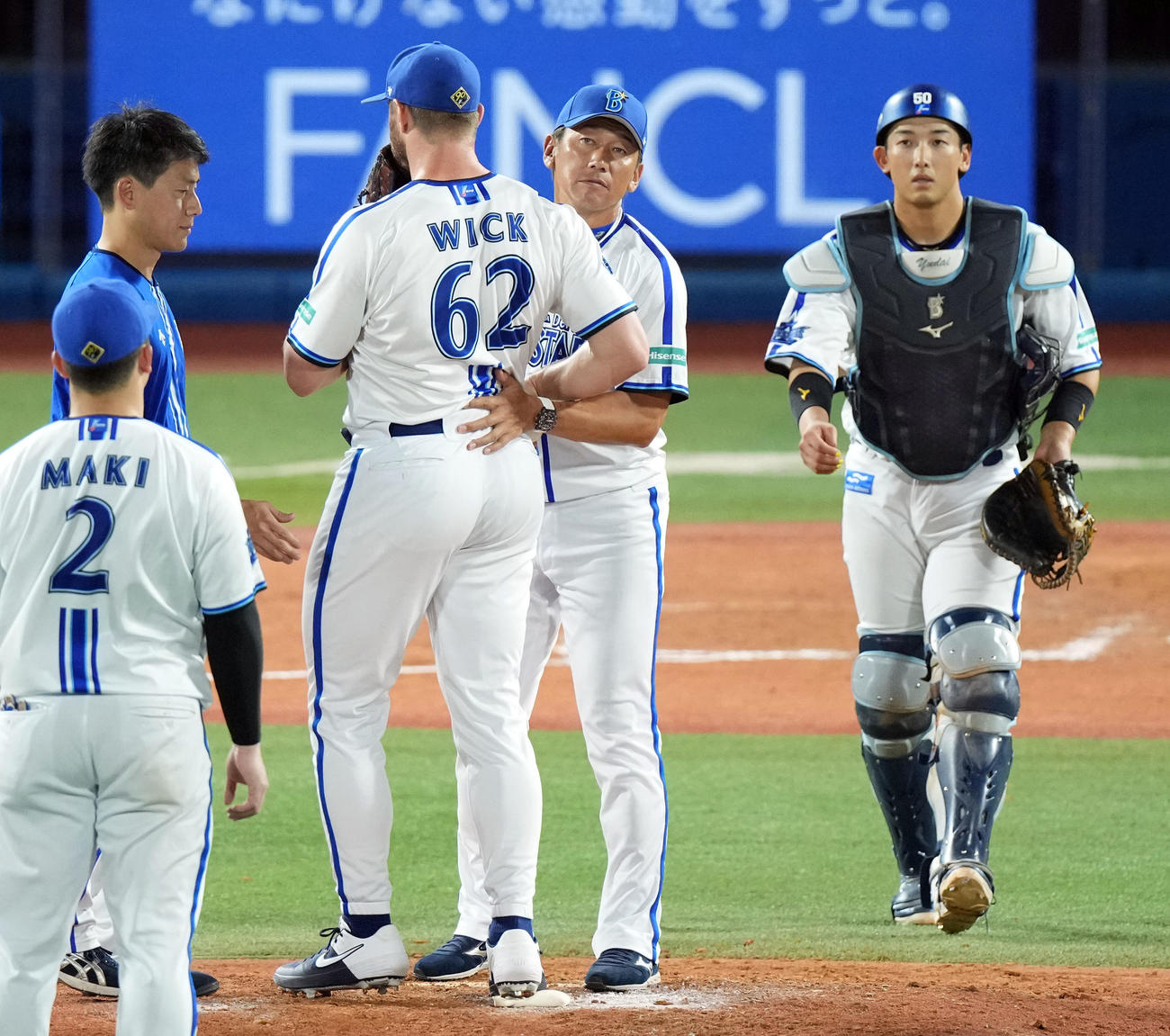 8月27日阪神戦の7回表無死満塁、ウィックにマウンドを降りるよう促す三浦監督