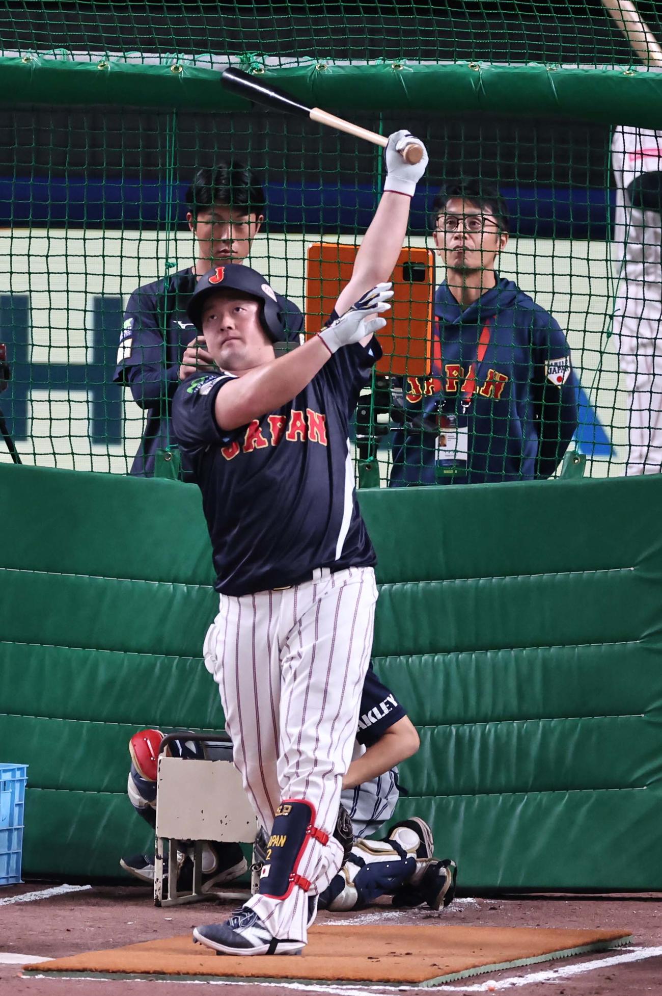 フリー打撃練習をする牧（撮影・上田博志）