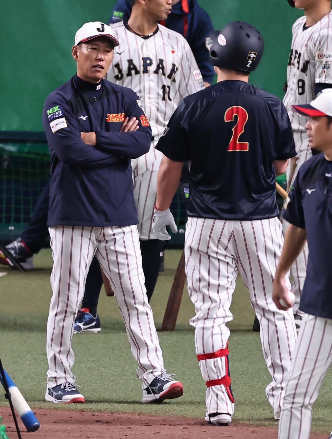 牧秀悟（右）に話をする井端監督（撮影・上田博志）