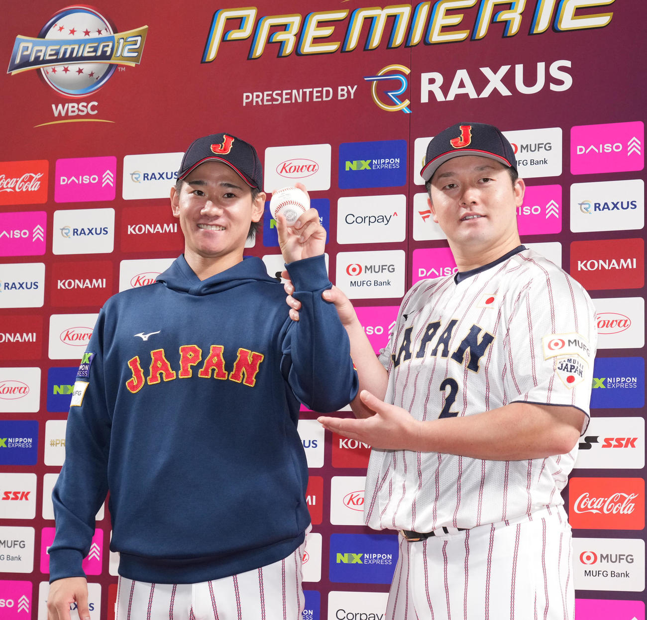日本対オーストラリア　ヒーローインタビューを終え勝利球を手にポーズを決める（左から）井上と牧（撮影・森本幸一）