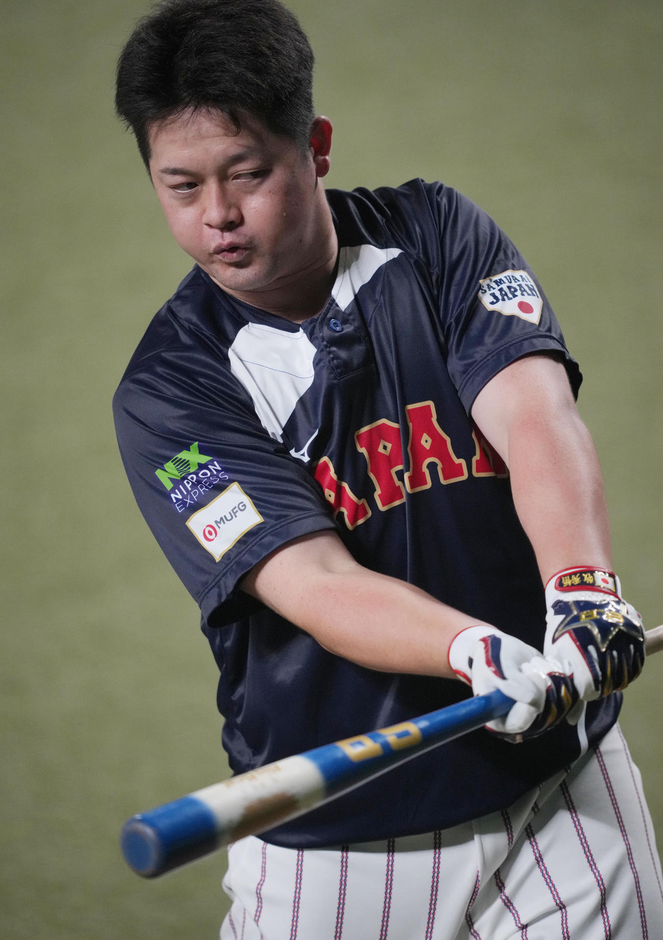 打撃練習を行う牧（撮影・垰建太）
