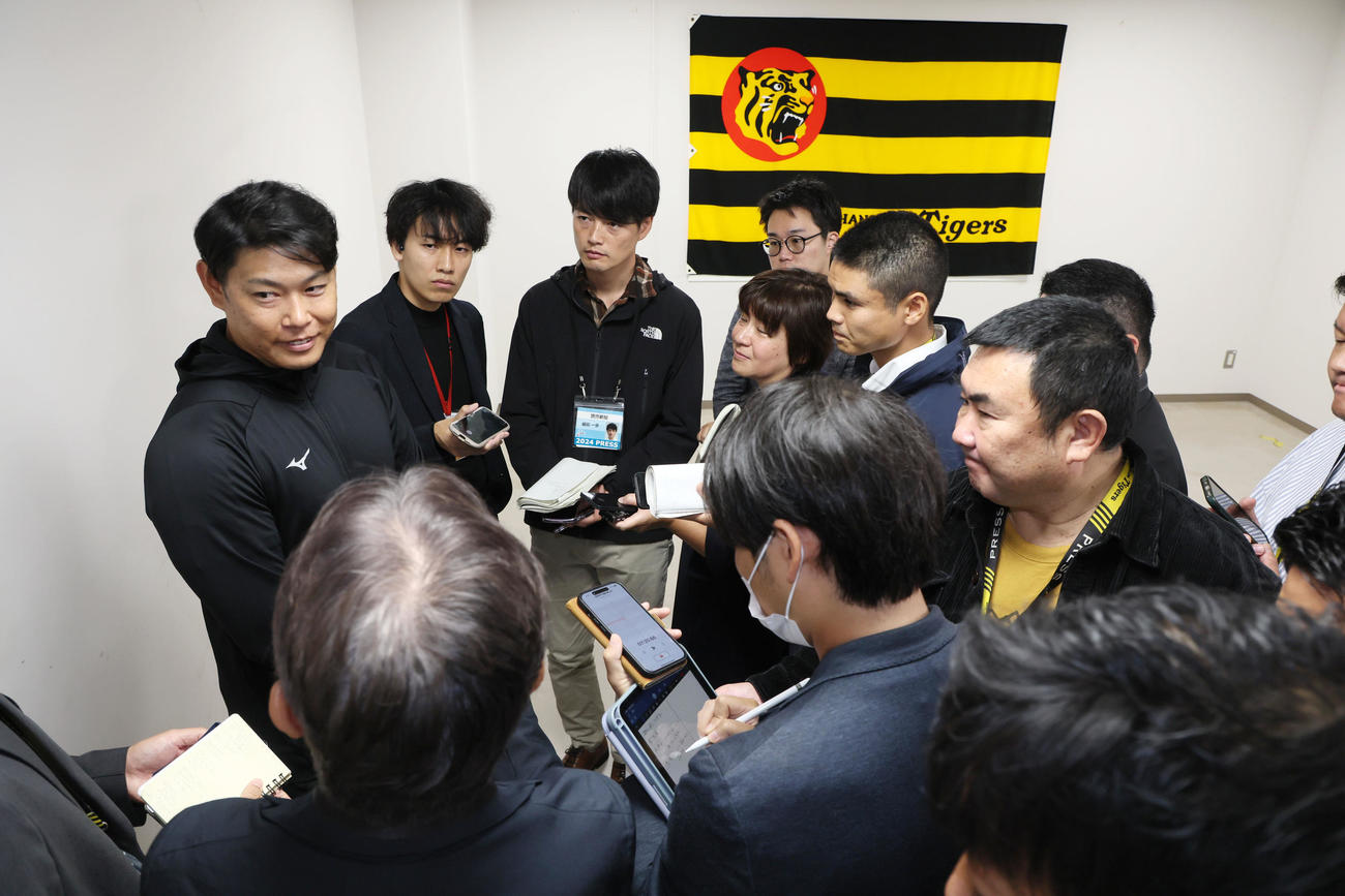 FA権を行使する意向を表明し会見する原口（撮影・加藤哉）