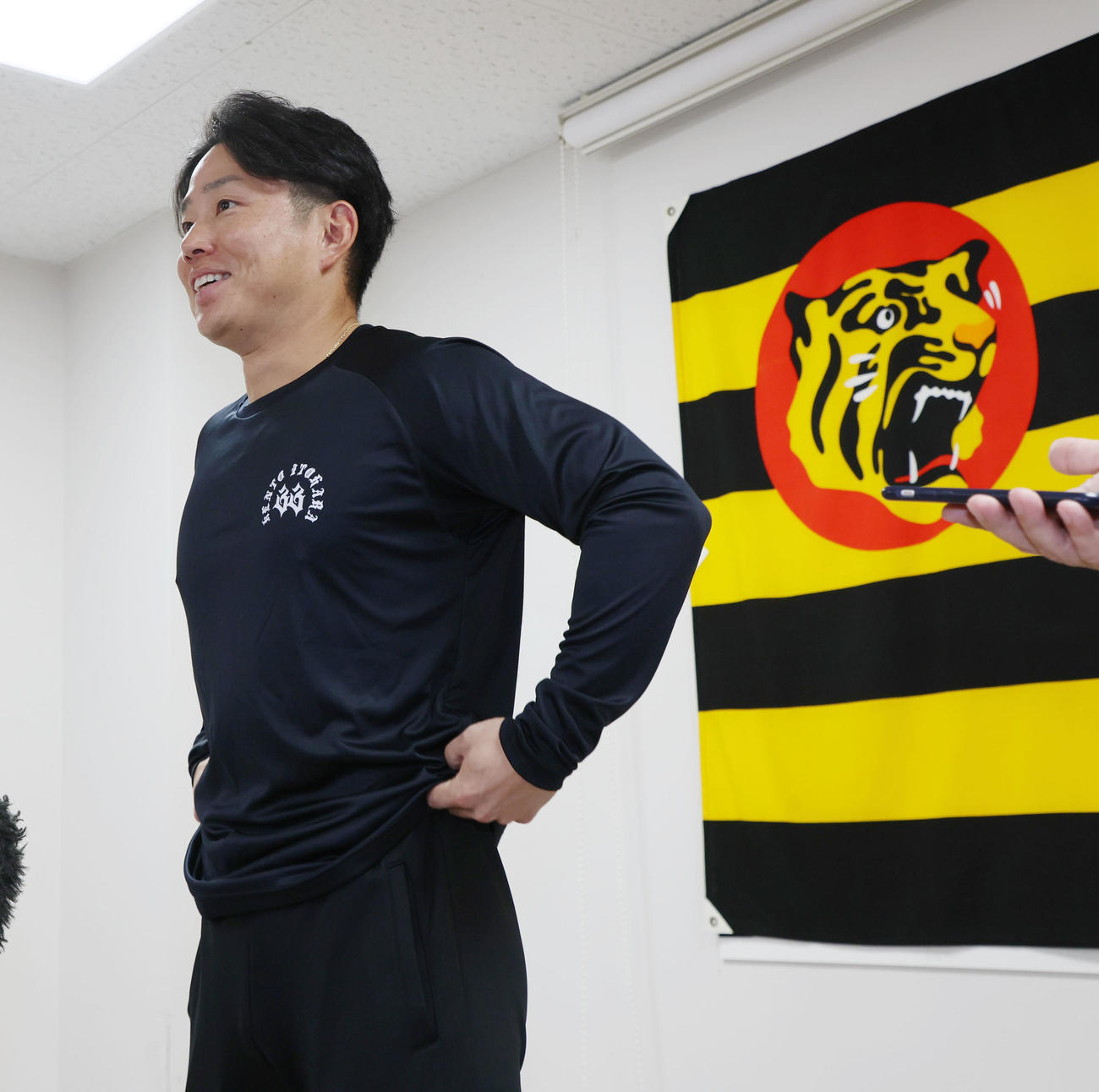 FA権を行使せず残留を表明し会見する糸原（撮影・加藤哉）