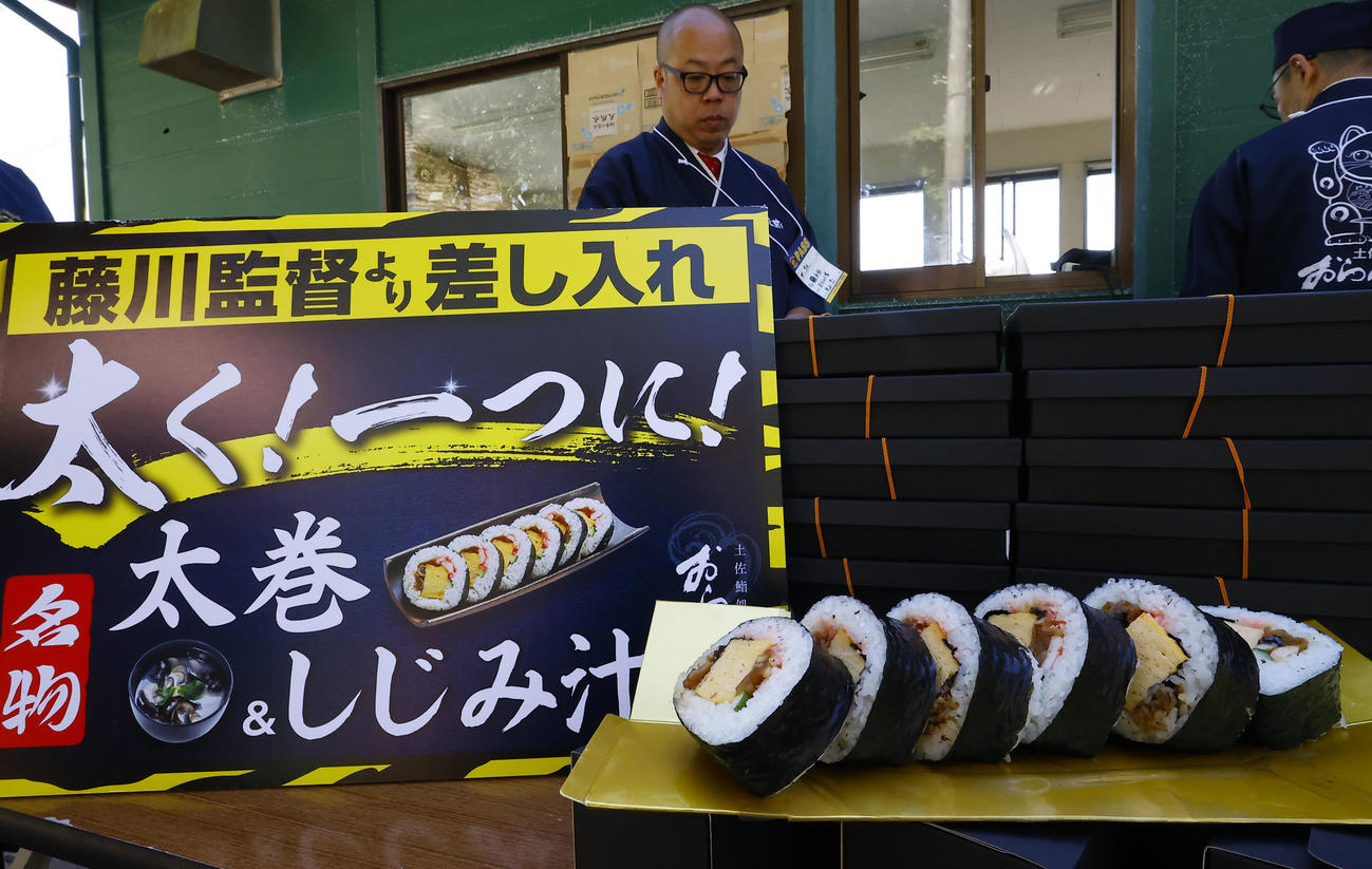 阪神藤川監督から関係者に差し入れられた太巻き（撮影・藤尾明華）