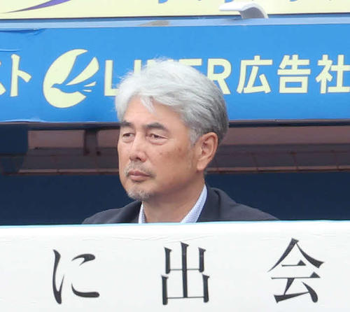 トライアウトを見守るロッテ吉井監督（撮影・河田真司）