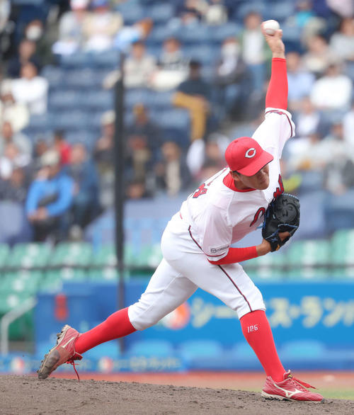 トライアウトで力投する広島新家（撮影・河田真司）