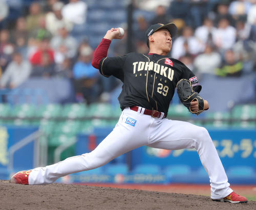 トライアウトで力投する楽天高田（撮影・河田真司）