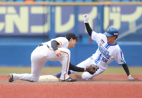 トライアウトで二盗を決めるDeNA村川（撮影・河田真司）