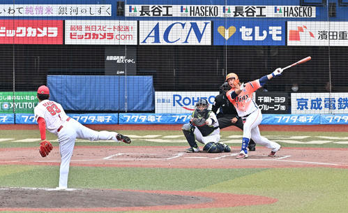 空振り三振に倒れる元巨人の陽。投手広島岡田（撮影・滝沢徹郎）