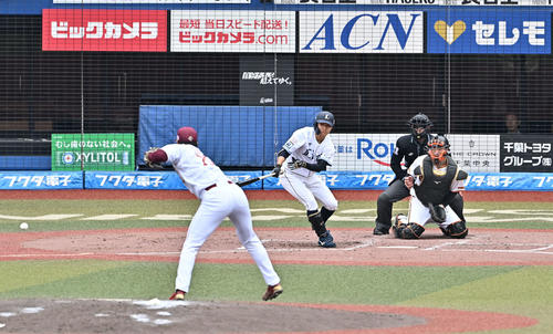 右前打を放つ西武鈴木。投手楽天清宮（撮影・滝沢徹郎）