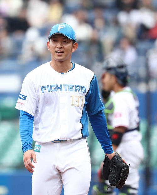 登板を終え笑顔を見せる日本ハム柿木（撮影・河田真司）