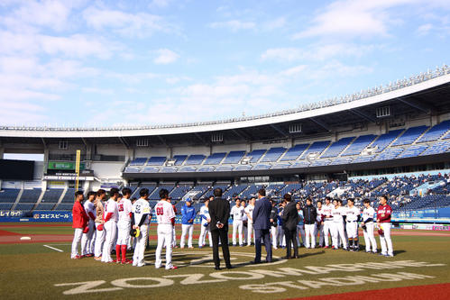 開始前、説明を受けるトライアウトに臨む選手たち（撮影・河田真司）