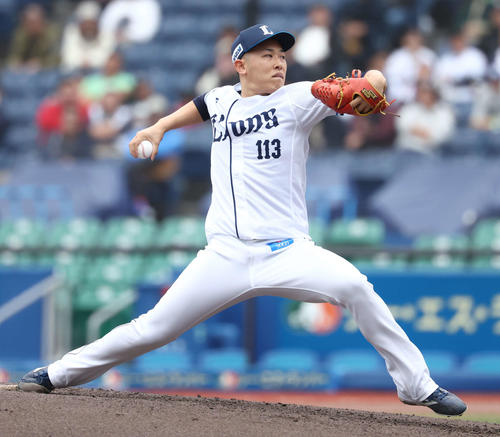 トライアウトで力投する西武伊藤（撮影・河田真司）