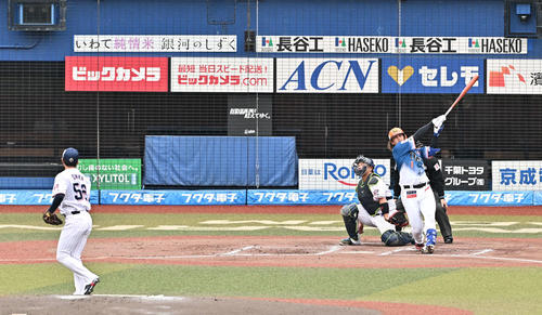 空振り三振に倒れる元巨人の陽。投手ヤクルト尾仲（撮影・滝沢徹郎）