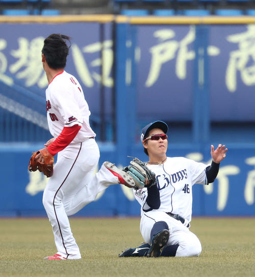 ロッテ黒川の打球を好捕する西武鈴木（撮影・河田真司）