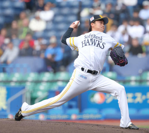 トライアウトで力投するソフトバンク中村（撮影・河田真司）