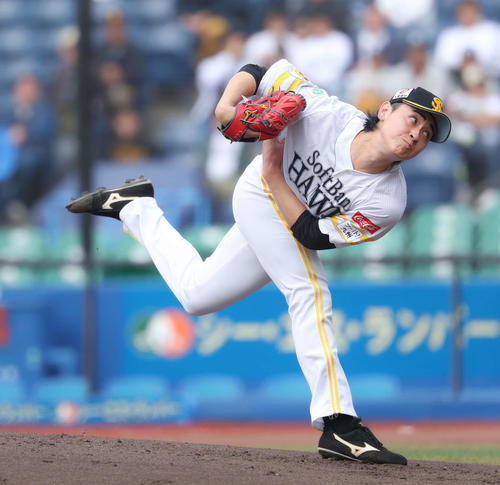 トライアウトで力投するソフトバンク佐藤（撮影・河田真司）