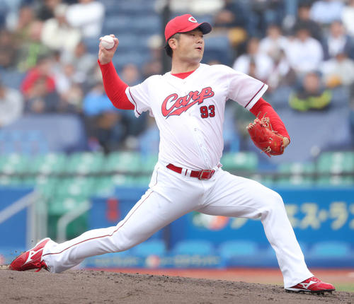 トライアウトで力投する広島岡田（撮影・河田真司）