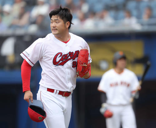 ベンチに戻る広島岡田（撮影・河田真司）