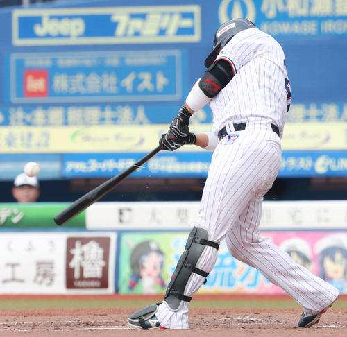 中前打を放つヤクルト西田（撮影・河田真司）