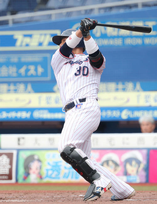 中前打を放つヤクルト西田（撮影・河田真司）