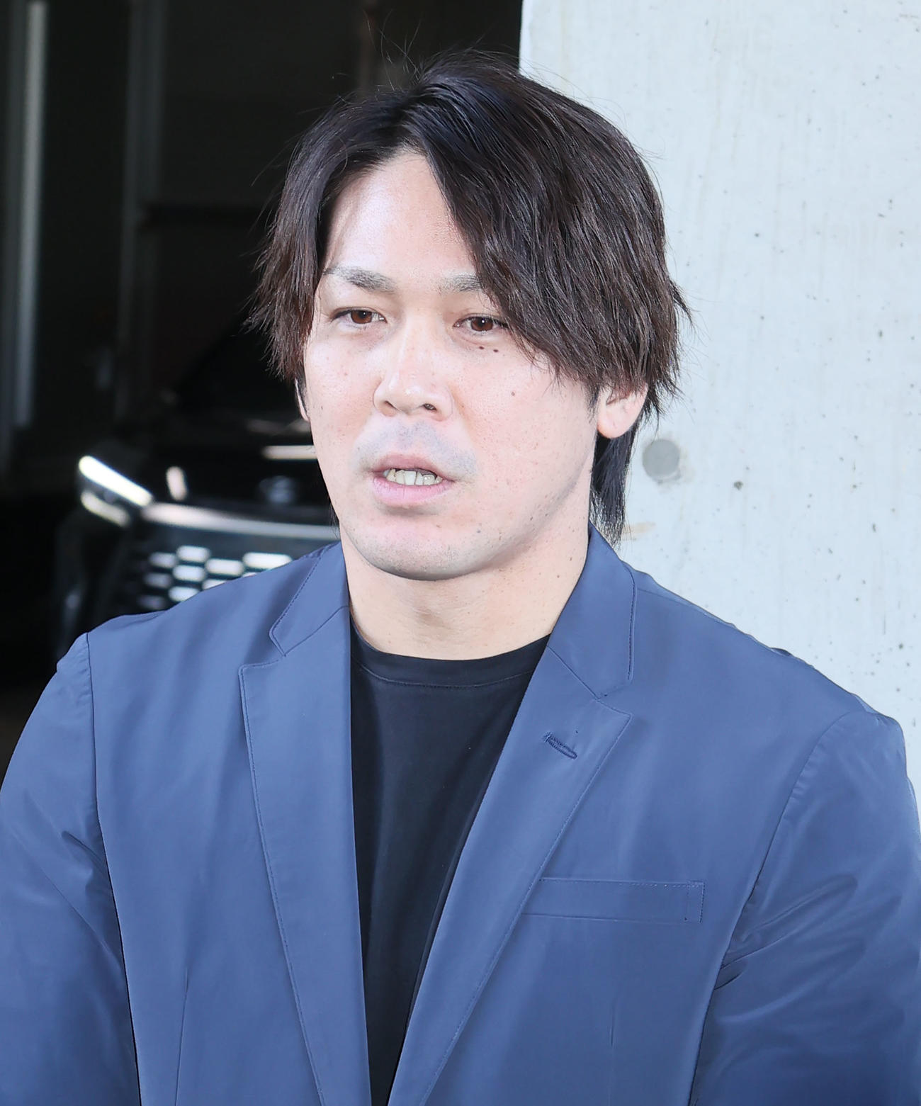 球団事務所を訪れ、取材に応じる甲斐（撮影・鬼束羽瑠菜）
