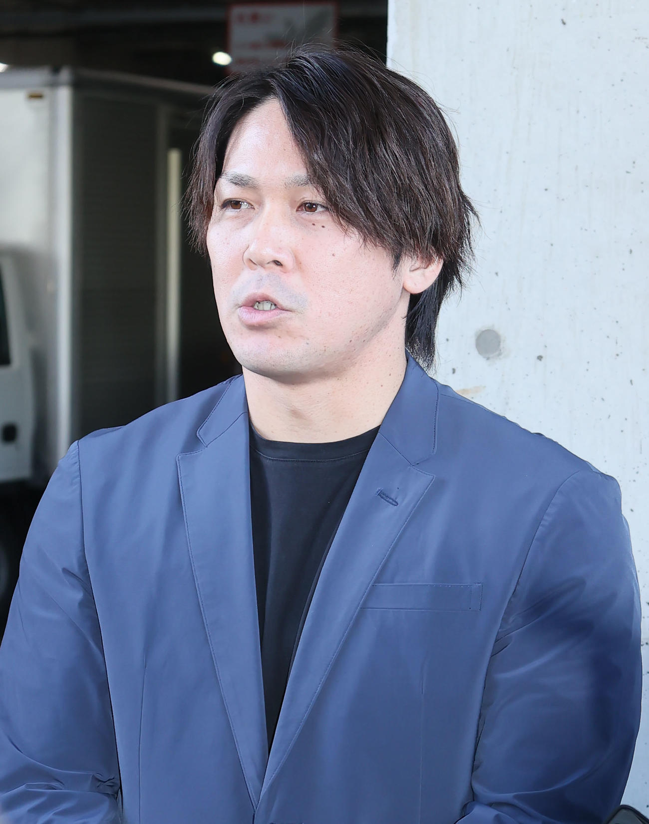 球団事務所を訪れ、取材に応じる甲斐（撮影・鬼束羽瑠菜）