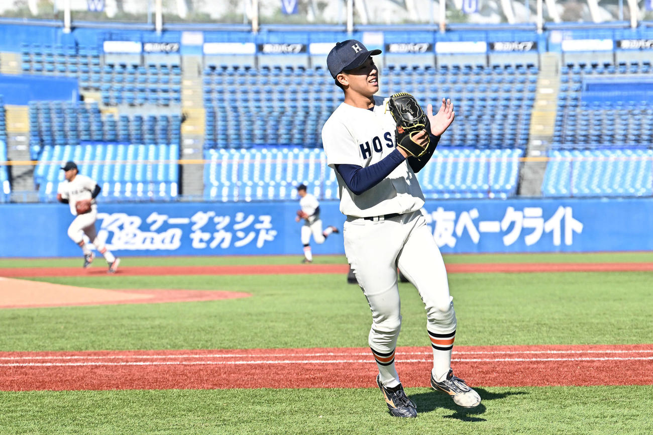 法大対東大　4回裏東大2死二、三塁、ピンチを切り抜けグラブをたたく山床（手前）（撮影・滝沢徹郎）