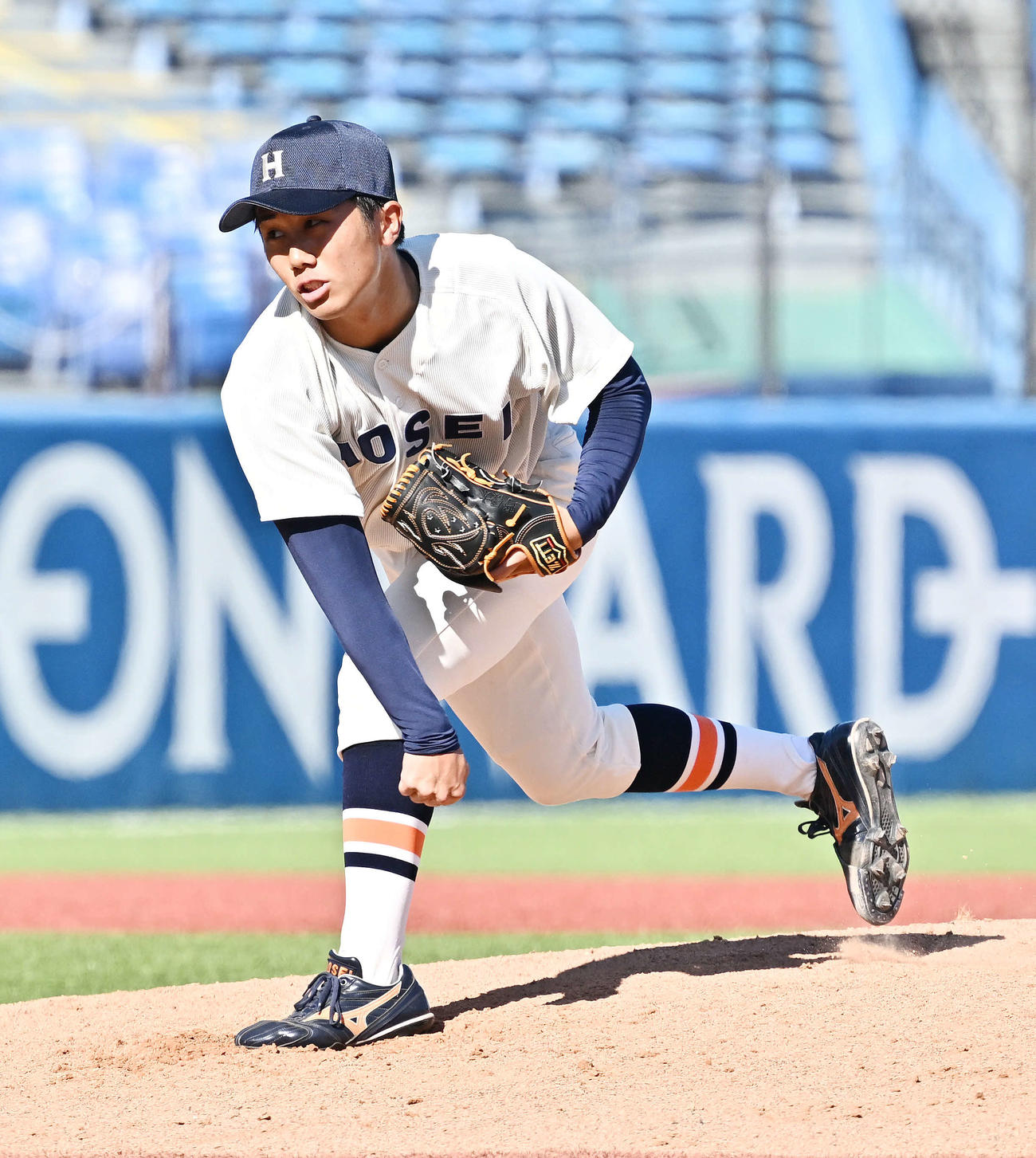 法大対東大　5回裏、法大2番手で登板する上野（撮影・滝沢徹郎）