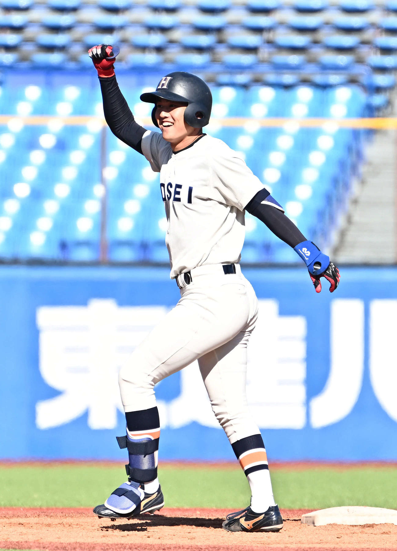 法大対東大　3回表法大2死満塁、大西は先制3点適時二塁打を放ちガッツポーズする（撮影・滝沢徹郎）