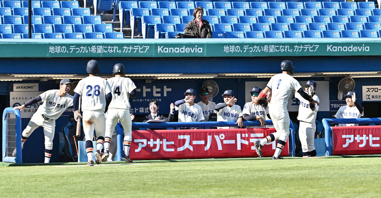 法大対東大　3回表法大2死満塁、大西の先制3点適時二塁打に盛り上がる選手たち（撮影・滝沢徹郎）