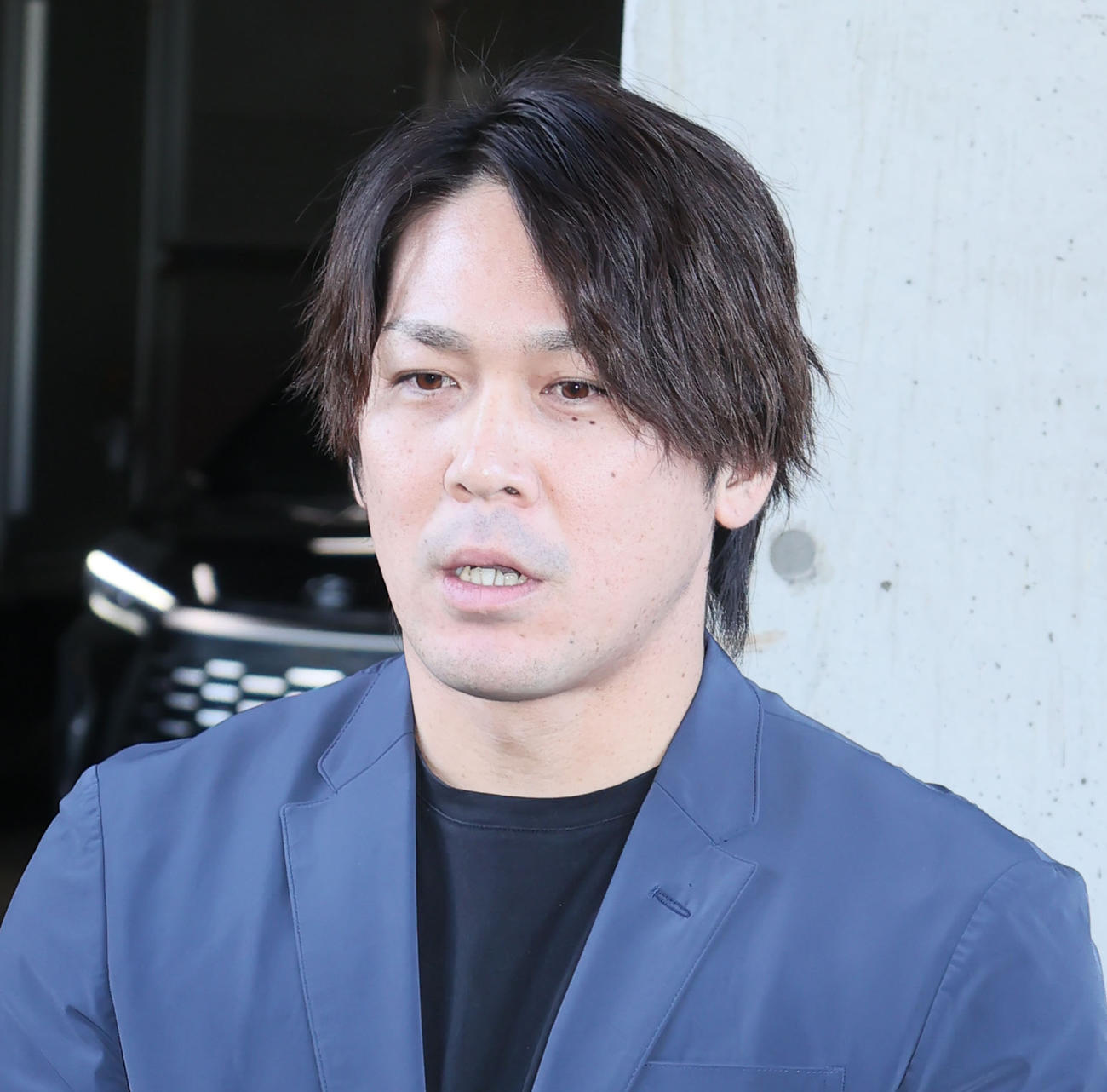 球団事務所を訪れ、取材に応じる甲斐（撮影・鬼束羽瑠菜）