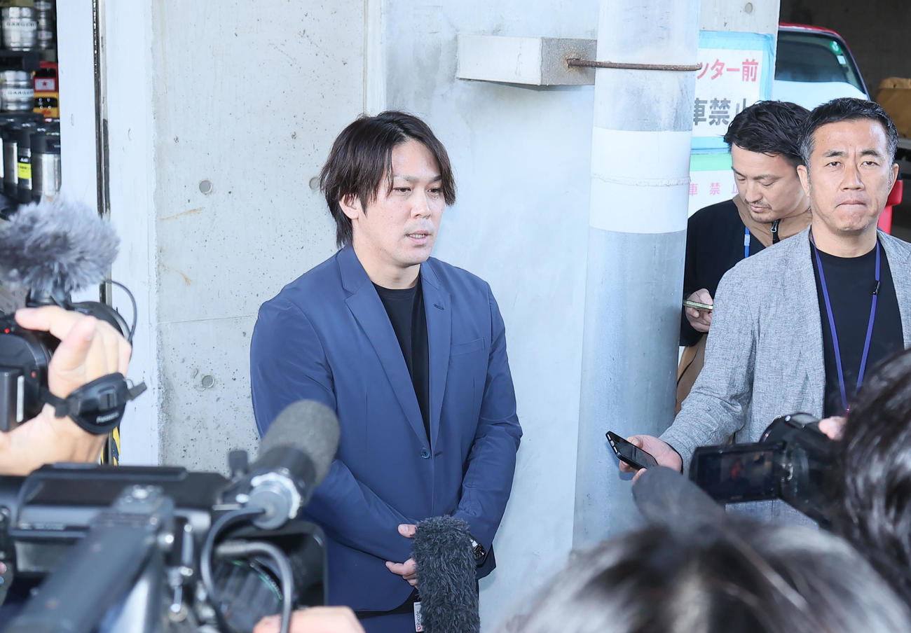 球団事務所を訪れ、取材に応じる甲斐（撮影・鬼束羽瑠菜）