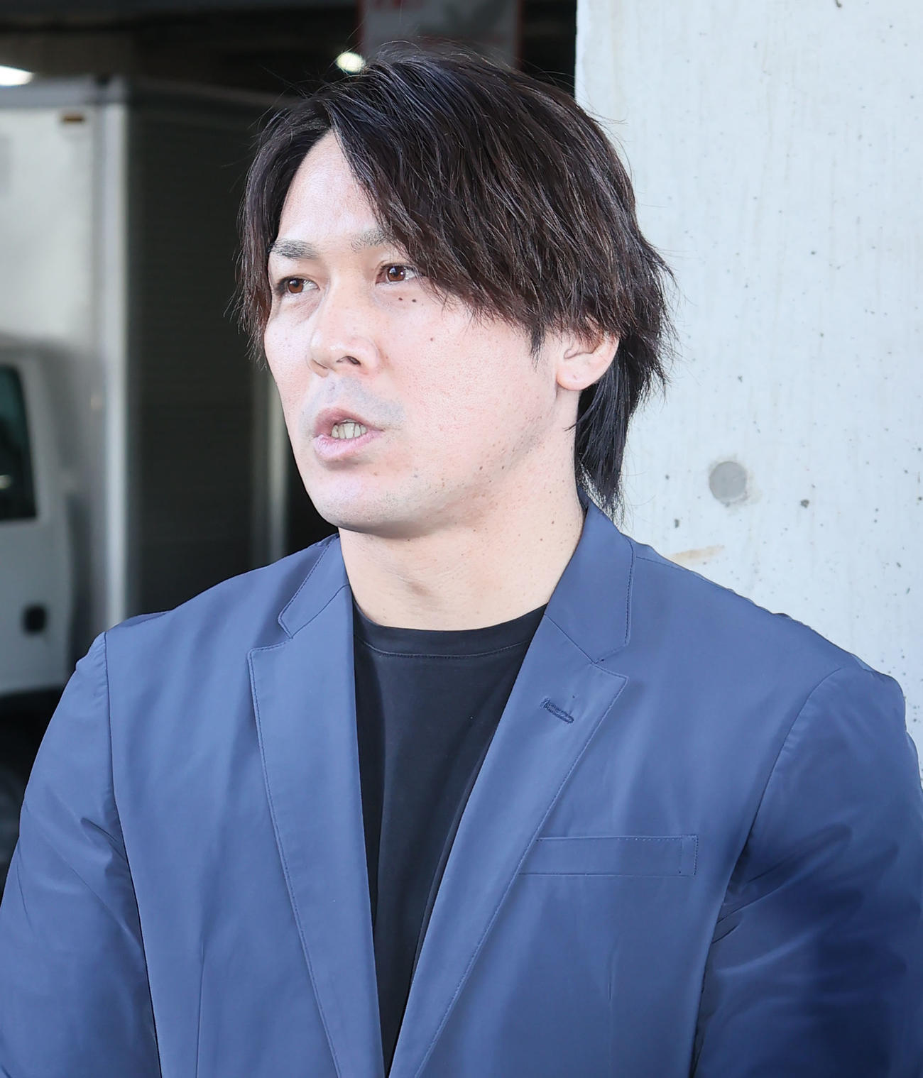 球団事務所を訪れ、取材に応じる甲斐（撮影・鬼束羽瑠菜）