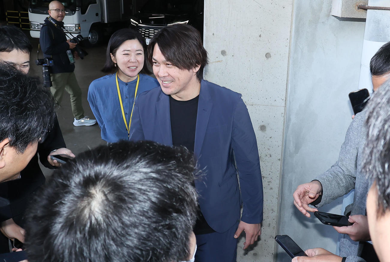 球団事務所を訪れ、取材に応じる甲斐（撮影・鬼束羽瑠菜）